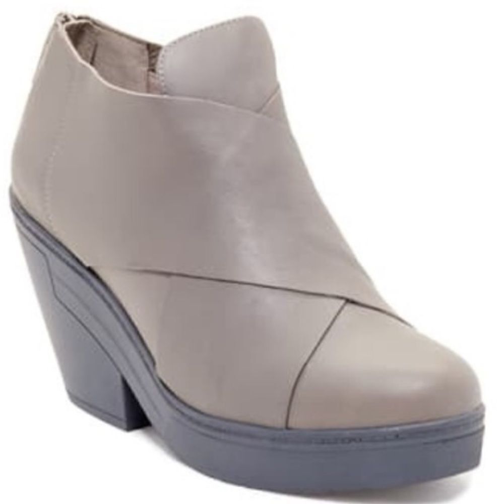 Eileen Fisher‎ Cosmos Bootie Size 10M.  B71